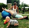 Cvičení maminky po porodu na zahradě